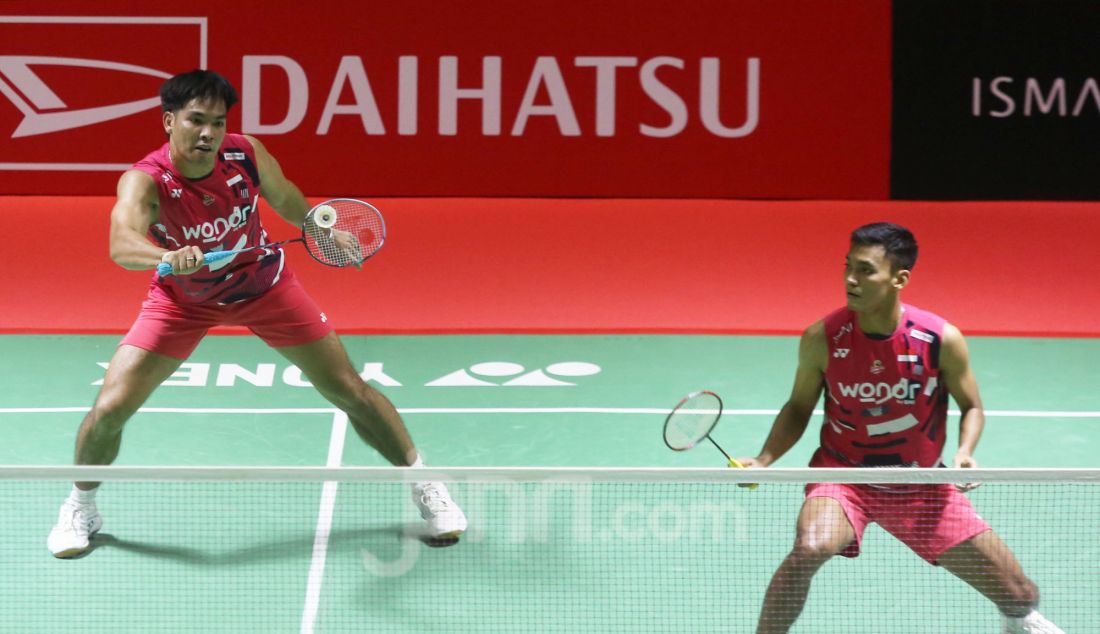 Pebulu tangkis ganda putra Indonesia Daniel Marthin dan Muhammad Shohibul Fikri saat bertanding melawan Pebulu tangkis ganda putra Korea Selatan Jin Yong dan Seo Seung Jae pada babak 32 besar Daihatsu Indonesia Masters 2025 di Istora Senayan, Jakarta, Rabu (22/1). Marthin/Fikri melaju ke babak 16 besar usai menang dengan skor 21-14, 21-19. - JPNN.com