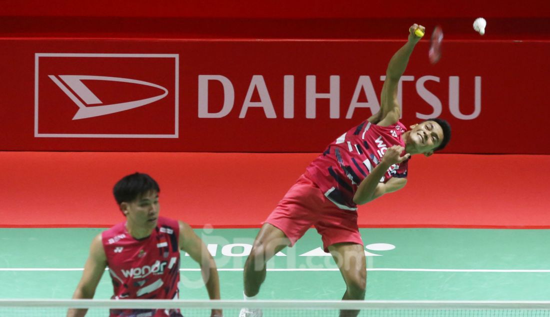 Ganda putra Indonesia Daniel Marthin dan Muhammad Shohibul Fikri saat bertanding melawan wakil Korea Selatan Jin Yong dan Seo Seung Jae pada 32 Besar Daihatsu Indonesia Masters 2025 di Istora Senayan, Jakarta, Rabu (22/1). Marthin/Fikri melaju ke 16 Besar seusai menang dengan skor 21-14, 21-19. - JPNN.com