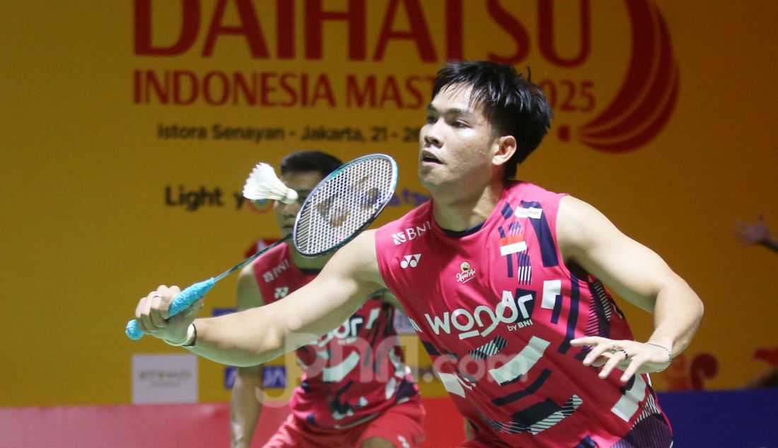 Ganda putra Indonesia Daniel Marthin dan Muhammad Shohibul Fikri saat bertanding melawan wakil Korea Selatan Jin Yong dan Seo Seung Jae pada 32 Besar Daihatsu Indonesia Masters 2025 di Istora Senayan, Jakarta, Rabu (22/1). Marthin/Fikri melaju ke 16 Besar seusai menang dengan skor 21-14, 21-19. - JPNN.com