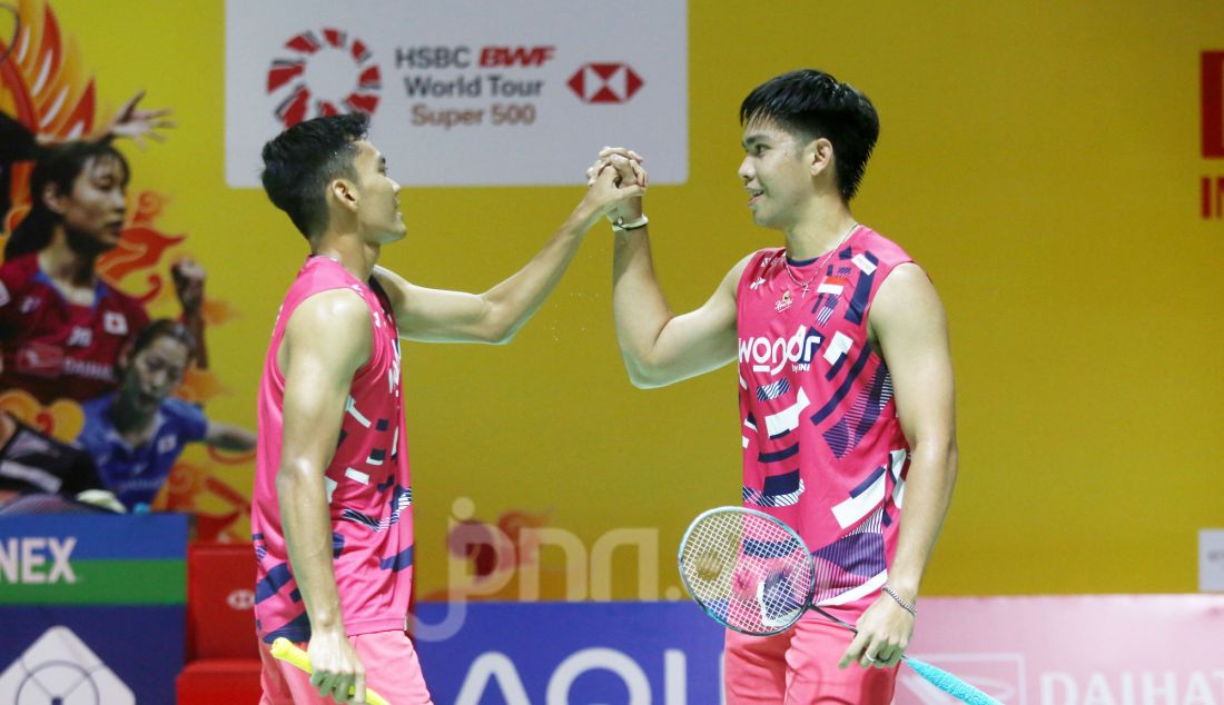 Ganda putra Indonesia Daniel Marthin dan Muhammad Shohibul Fikri saat bertanding melawan wakil Korea Selatan Jin Yong dan Seo Seung Jae pada 32 Besar Daihatsu Indonesia Masters 2025 di Istora Senayan, Jakarta, Rabu (22/1). Marthin/Fikri melaju ke 16 Besar seusai menang dengan skor 21-14, 21-19. - JPNN.com