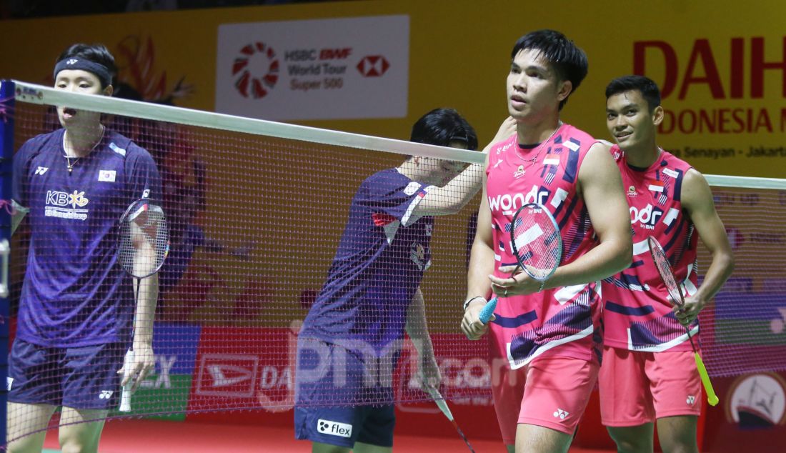 Ganda putra Indonesia Daniel Marthin dan Muhammad Shohibul Fikri saat bertanding melawan wakil Korea Selatan Jin Yong dan Seo Seung Jae pada 32 Besar Daihatsu Indonesia Masters 2025 di Istora Senayan, Jakarta, Rabu (22/1). Marthin/Fikri melaju ke 16 Besar seusai menang dengan skor 21-14, 21-19. - JPNN.com