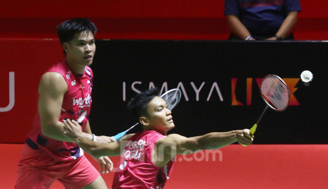 Ganda putra Indonesia Daniel Marthin dan Muhammad Shohibul Fikri saat bertanding melawan wakil Korea Selatan Jin Yong dan Seo Seung Jae pada 32 Besar Daihatsu Indonesia Masters 2025 di Istora Senayan, Jakarta, Rabu (22/1). Marthin/Fikri melaju ke 16 Besar seusai menang dengan skor 21-14, 21-19. - JPNN.com