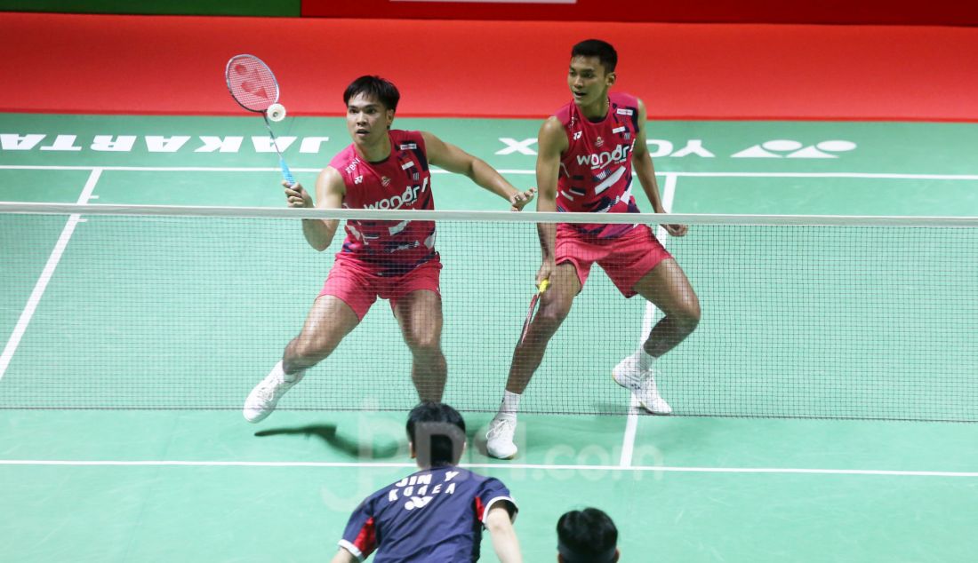 Ganda putra Indonesia Daniel Marthin dan Muhammad Shohibul Fikri saat bertanding melawan wakil Korea Selatan Jin Yong dan Seo Seung Jae pada 32 Besar Daihatsu Indonesia Masters 2025 di Istora Senayan, Jakarta, Rabu (22/1). Marthin/Fikri melaju ke 16 Besar seusai menang dengan skor 21-14, 21-19. - JPNN.com