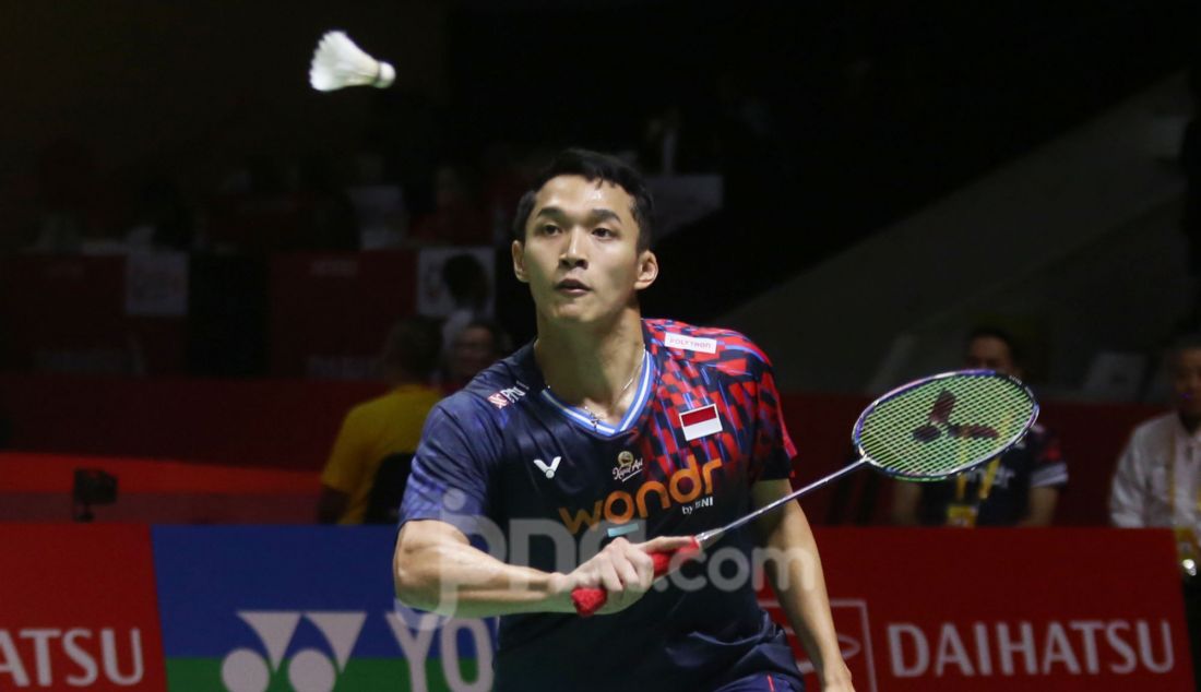 Tunggal putra Indonesia Jonatan Christie saat bertanding melawan Su Li Yang (Taiwan) pada 32 Besar Daihatsu Indonesia Masters 2025 di Istora Senayan, Jakarta, Rabu (22/1). Jonatan menang 21-13 dan 21-15. - JPNN.com