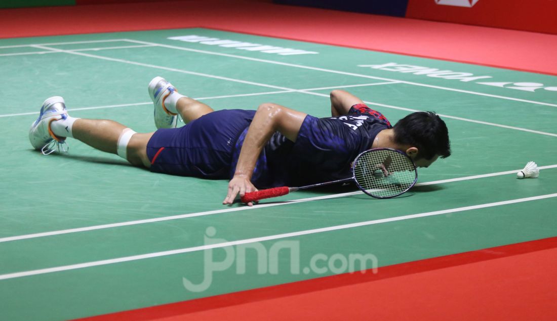 Tunggal putra Indonesia Jonatan Christie saat bertanding melawan Su Li Yang (Taiwan) pada 32 Besar Daihatsu Indonesia Masters 2025 di Istora Senayan, Jakarta, Rabu (22/1). Jonatan menang 21-13 dan 21-15. - JPNN.com