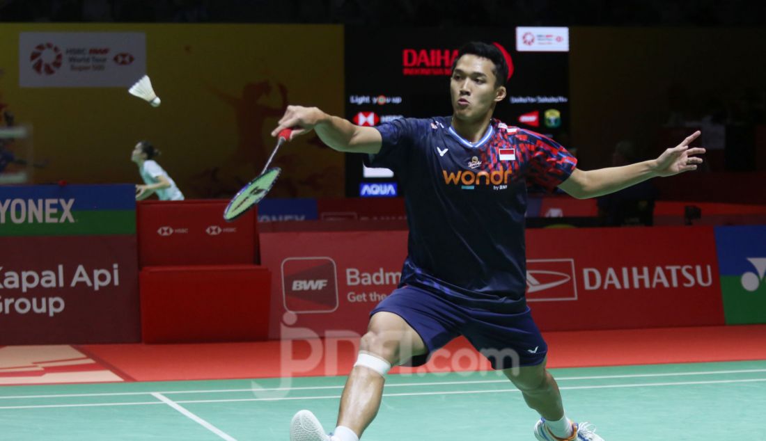 Tunggal putra Indonesia Jonatan Christie saat bertanding melawan Su Li Yang (Taiwan) pada 32 Besar Daihatsu Indonesia Masters 2025 di Istora Senayan, Jakarta, Rabu (22/1). Jonatan menang 21-13 dan 21-15. - JPNN.com