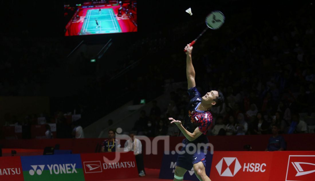 Tunggal putra Indonesia Jonatan Christie saat bertanding melawan Su Li Yang (Taiwan) pada 32 Besar Daihatsu Indonesia Masters 2025 di Istora Senayan, Jakarta, Rabu (22/1). Jonatan menang 21-13 dan 21-15. - JPNN.com