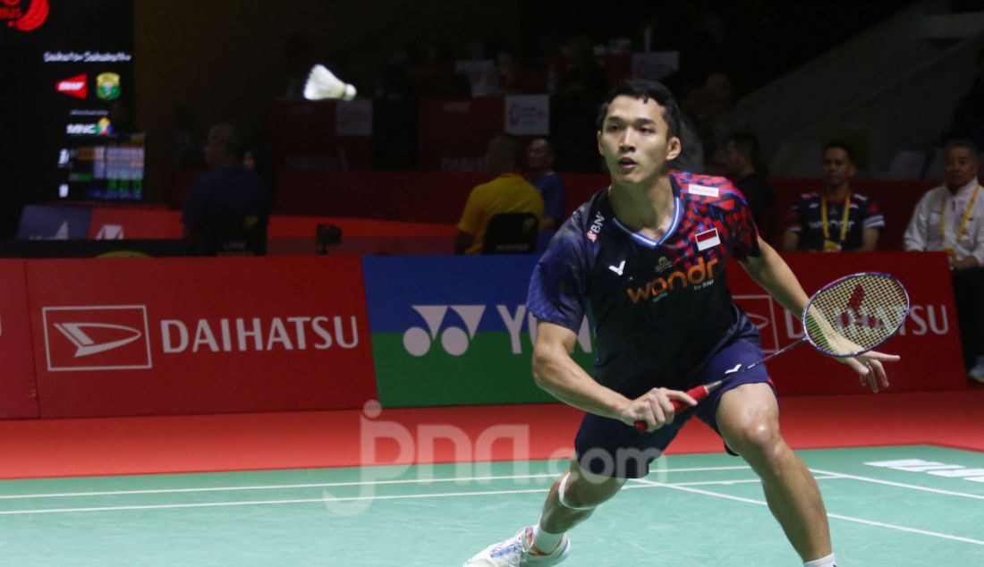 Tunggal putra Indonesia Jonatan Christie saat bertanding melawan Su Li Yang (Taiwan) pada 32 Besar Daihatsu Indonesia Masters 2025 di Istora Senayan, Jakarta, Rabu (22/1). Jonatan menang 21-13 dan 21-15. - JPNN.com