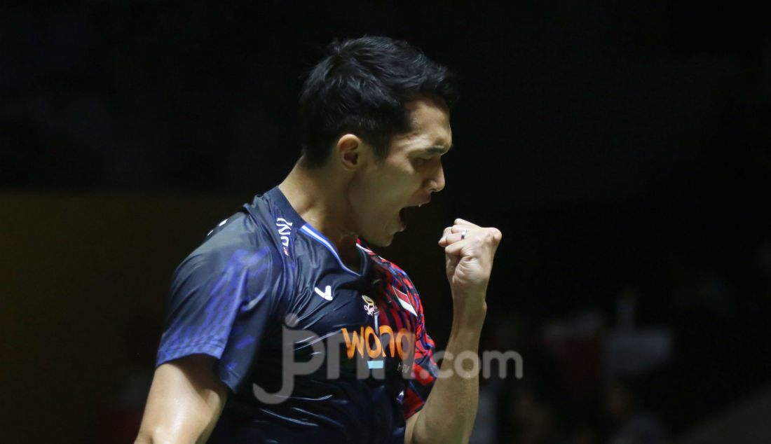 Tunggal putra Indonesia Jonatan Christie saat bertanding melawan Su Li Yang (Taiwan) pada 32 Besar Daihatsu Indonesia Masters 2025 di Istora Senayan, Jakarta, Rabu (22/1). Jonatan menang 21-13 dan 21-15. - JPNN.com