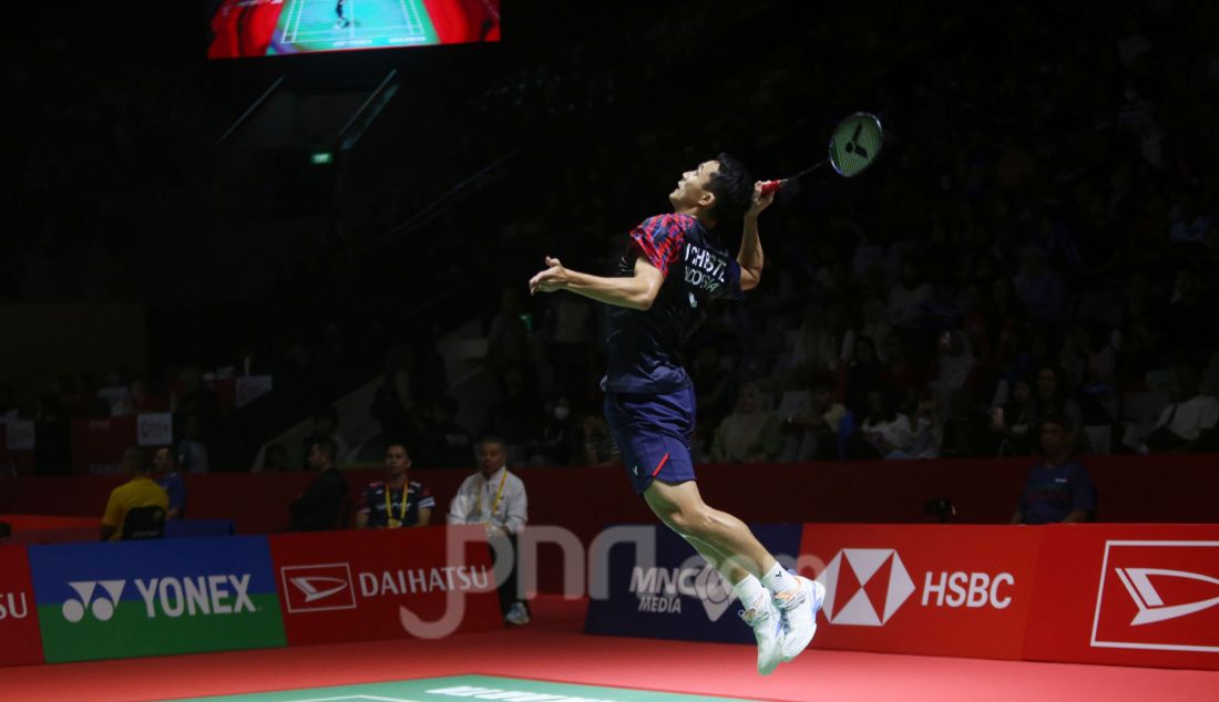 Tunggal putra Indonesia Jonatan Christie saat bertanding melawan Su Li Yang (Taiwan) pada 32 Besar Daihatsu Indonesia Masters 2025 di Istora Senayan, Jakarta, Rabu (22/1). Jonatan menang 21-13 dan 21-15. - JPNN.com