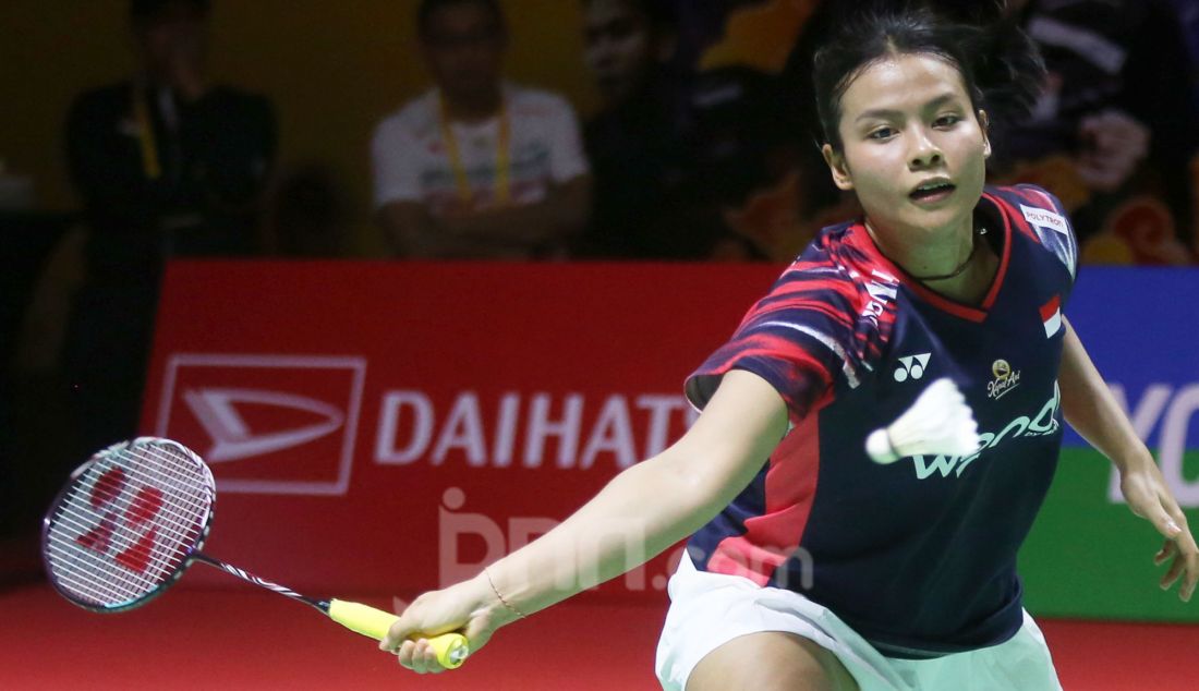 Tunggal putri Indonesia Komang Ayu Cahya Dewi saat bertanding melawan wakil Jepang Kaoru Sugiyama pada 32 Besar Daihatsu Indonesia Masters 2025 di Istora Senayan, Jakarta, Rabu (22/1). Dewi kalah dengan skor 23-25, 16-21. - JPNN.com