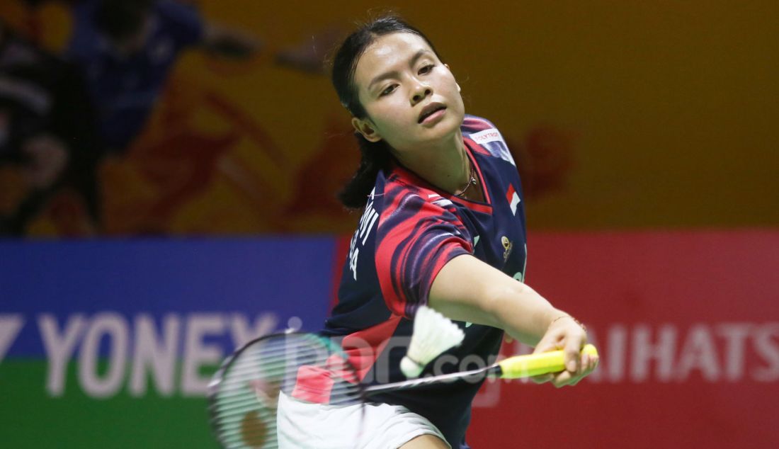 Tunggal putri Indonesia Komang Ayu Cahya Dewi saat bertanding melawan wakil Jepang Kaoru Sugiyama pada 32 Besar Daihatsu Indonesia Masters 2025 di Istora Senayan, Jakarta, Rabu (22/1). Dewi kalah dengan skor 23-25, 16-21. - JPNN.com