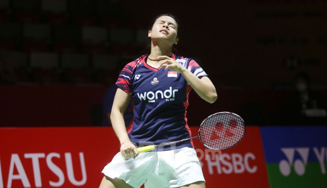 Tunggal putri Indonesia Komang Ayu Cahya Dewi saat bertanding melawan wakil Jepang Kaoru Sugiyama pada 32 Besar Daihatsu Indonesia Masters 2025 di Istora Senayan, Jakarta, Rabu (22/1). Dewi kalah dengan skor 23-25, 16-21. - JPNN.com