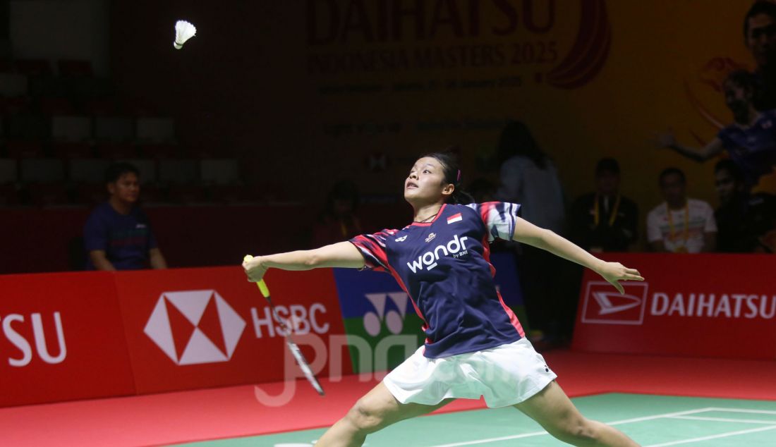 Tunggal putri Indonesia Komang Ayu Cahya Dewi saat bertanding melawan wakil Jepang Kaoru Sugiyama pada 32 Besar Daihatsu Indonesia Masters 2025 di Istora Senayan, Jakarta, Rabu (22/1). Dewi kalah dengan skor 23-25, 16-21. - JPNN.com