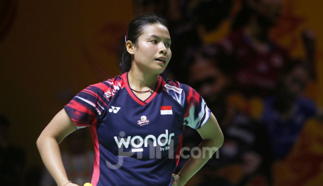 Tunggal putri Indonesia Komang Ayu Cahya Dewi saat bertanding melawan wakil Jepang Kaoru Sugiyama pada 32 Besar Daihatsu Indonesia Masters 2025 di Istora Senayan, Jakarta, Rabu (22/1). Dewi kalah dengan skor 23-25, 16-21. - JPNN.com