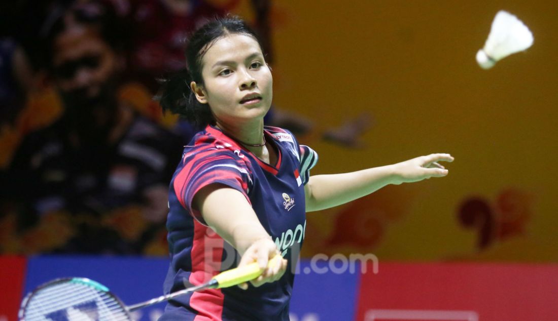 Tunggal putri Indonesia Komang Ayu Cahya Dewi saat bertanding melawan wakil Jepang Kaoru Sugiyama pada 32 Besar Daihatsu Indonesia Masters 2025 di Istora Senayan, Jakarta, Rabu (22/1). Dewi kalah dengan skor 23-25, 16-21. - JPNN.com