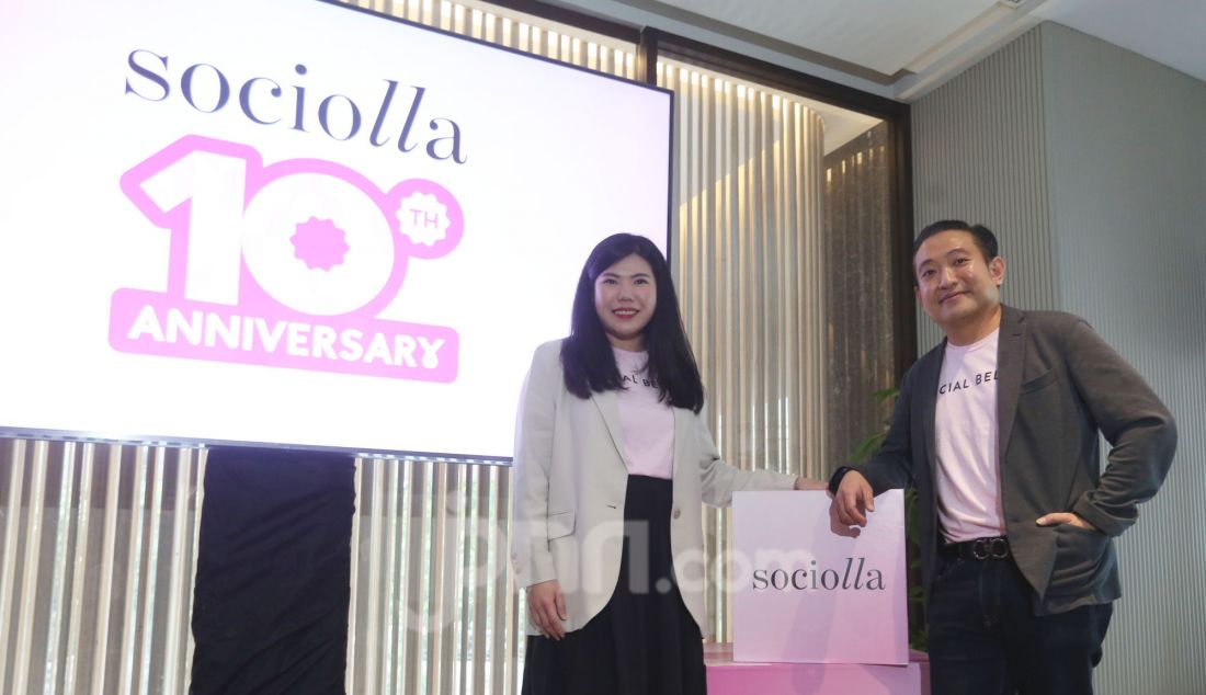 Co-Founder & CEO, Social Bella, Christopher Madiam dan Co-Founder & CMO Social Bella, Chrisanti Indiana saat acara Kick-off Sociolla 10th Anniversary, Jakarta, Kamis (23/1). Sociolla terus berinovasi dengan memanfaatkan teknologi terkini untuk mengintegrasikan pengalaman berbelanja online dan offline yang seamless. - JPNN.com