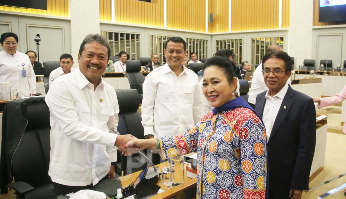 Ketua Komisi IV DPR Siti Hediati Soeharto (kanan) berjabat tangan dengan Menteri Kelautan dan Perikanan (KKP) Sakti Wahyu Trenggono (kiri) sebelum mengikuti rapat kerja di Kompleks Parlemen, Senayan, Jakarta, Kamis (23/1). Rapat tersebut membahas terkait pagar laut dan isu-isu kelautan dan perikanan yang aktual. - JPNN.com