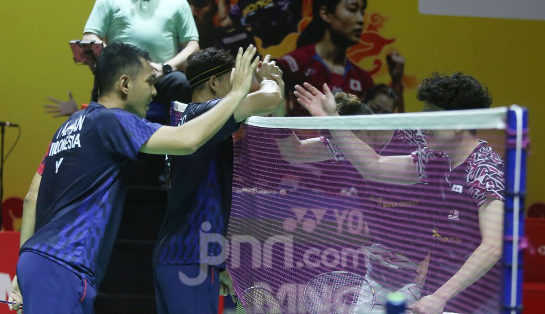 Pebulu tangkis ganda putra Indonesia Fajar Alfian dan Muhammad Rian Ardianto saat bertanding melawan Pebulu tangkis ganda putra Malaysia Low Hang Yee dan Ng Eng Cheong pada babak 16 besar Daihatsu Indonesia Masters 2025 di Istora Senayan, Jakarta, Kamis (23/1). Fajar/Rian melaju ke perempat final usai kalah dengan skor 16-21, 21-7 dan 21-16. - JPNN.com