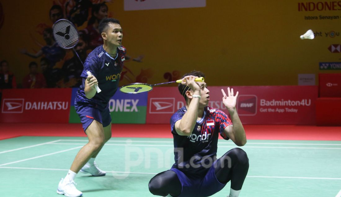 Pebulu tangkis ganda putra Indonesia Fajar Alfian dan Muhammad Rian Ardianto saat bertanding melawan Pebulu tangkis ganda putra Malaysia Low Hang Yee dan Ng Eng Cheong pada babak 16 besar Daihatsu Indonesia Masters 2025 di Istora Senayan, Jakarta, Kamis (23/1). Fajar/Rian melaju ke perempat final usai kalah dengan skor 16-21, 21-7 dan 21-16. - JPNN.com