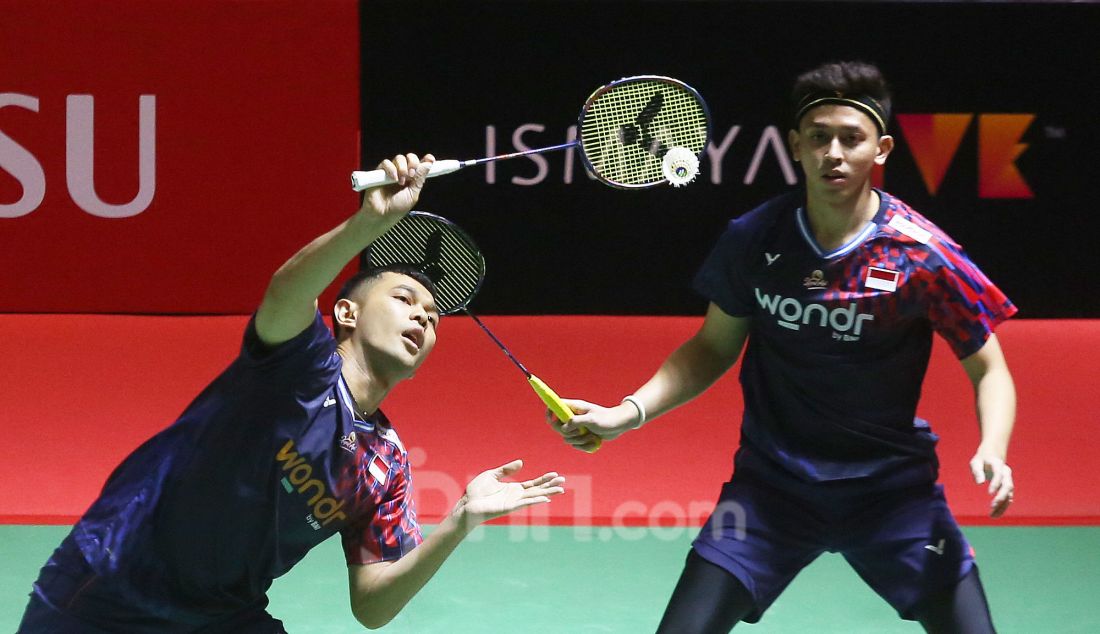 Pebulu tangkis ganda putra Indonesia Fajar Alfian dan Muhammad Rian Ardianto saat bertanding melawan Pebulu tangkis ganda putra Malaysia Low Hang Yee dan Ng Eng Cheong pada babak 16 besar Daihatsu Indonesia Masters 2025 di Istora Senayan, Jakarta, Kamis (23/1). Fajar/Rian melaju ke perempat final usai kalah dengan skor 16-21, 21-7 dan 21-16. - JPNN.com