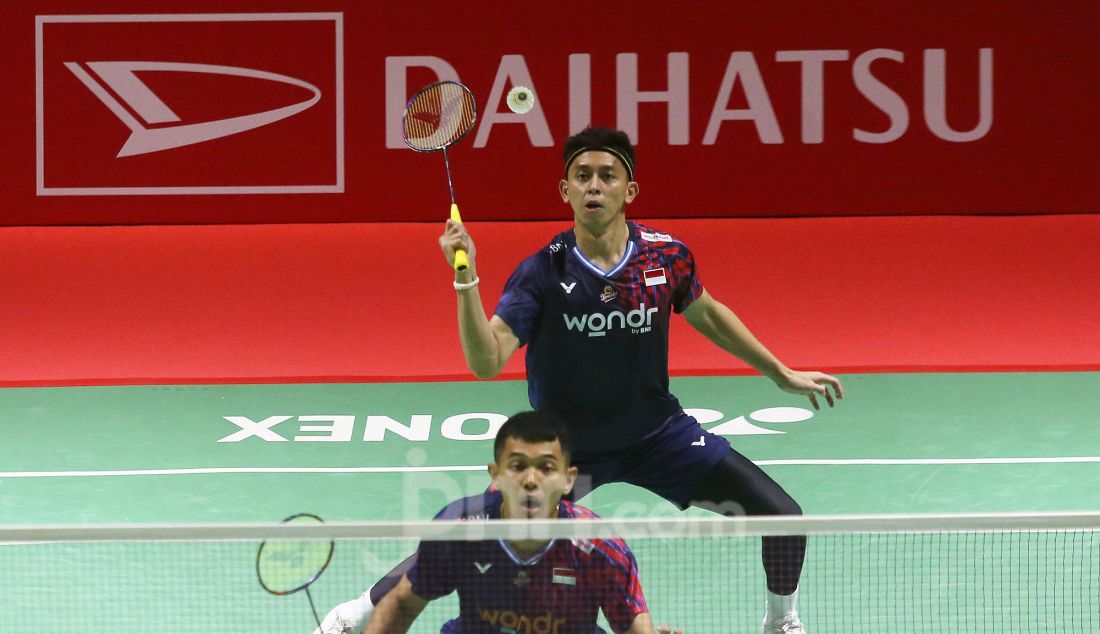 Pebulu tangkis ganda putra Indonesia Fajar Alfian dan Muhammad Rian Ardianto saat bertanding melawan Pebulu tangkis ganda putra Malaysia Low Hang Yee dan Ng Eng Cheong pada babak 16 besar Daihatsu Indonesia Masters 2025 di Istora Senayan, Jakarta, Kamis (23/1). Fajar/Rian melaju ke perempat final usai kalah dengan skor 16-21, 21-7 dan 21-16. - JPNN.com