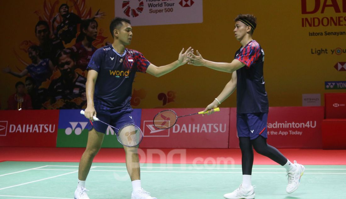 Pebulu tangkis ganda putra Indonesia Fajar Alfian dan Muhammad Rian Ardianto saat bertanding melawan Pebulu tangkis ganda putra Malaysia Low Hang Yee dan Ng Eng Cheong pada babak 16 besar Daihatsu Indonesia Masters 2025 di Istora Senayan, Jakarta, Kamis (23/1). Fajar/Rian melaju ke perempat final usai kalah dengan skor 16-21, 21-7 dan 21-16. - JPNN.com