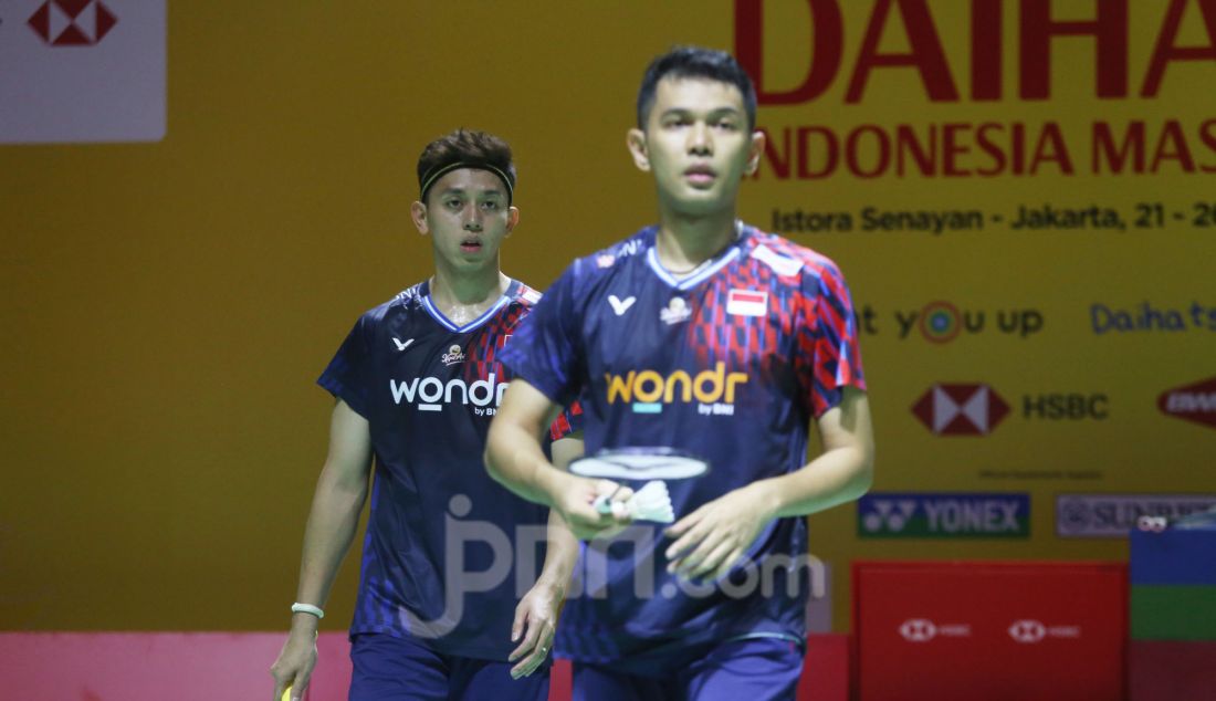 Pebulu tangkis ganda putra Indonesia Fajar Alfian dan Muhammad Rian Ardianto saat bertanding melawan Pebulu tangkis ganda putra Malaysia Low Hang Yee dan Ng Eng Cheong pada babak 16 besar Daihatsu Indonesia Masters 2025 di Istora Senayan, Jakarta, Kamis (23/1). Fajar/Rian melaju ke perempat final usai kalah dengan skor 16-21, 21-7 dan 21-16. - JPNN.com