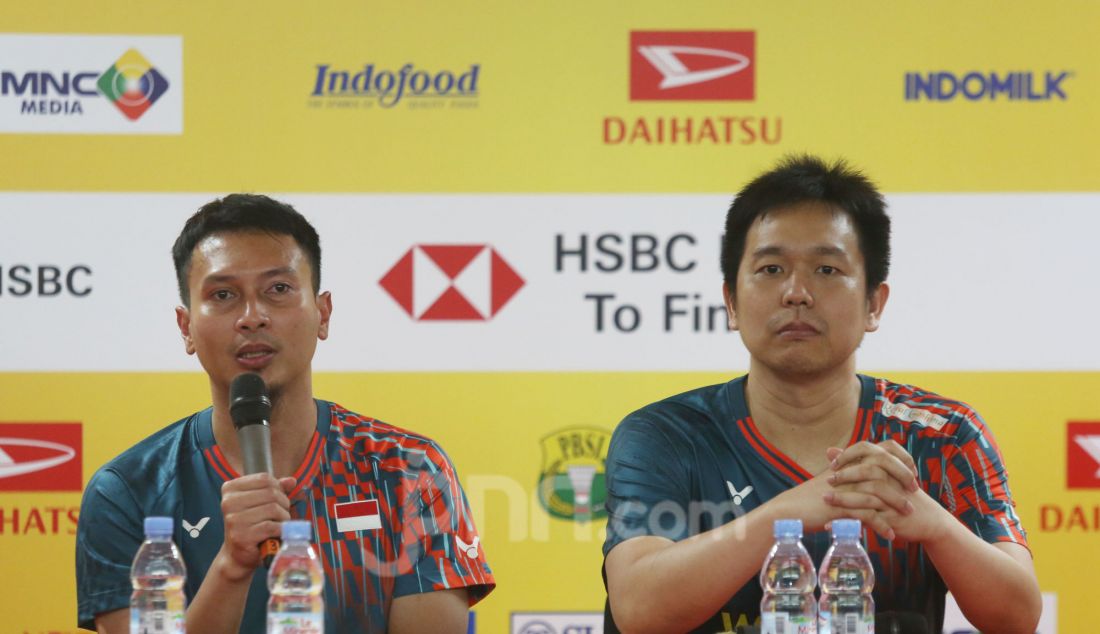 Pebulu tangkis ganda putra Indonesia Hendra Setiawan dan Mohammad Ahsan saat konferensi pers seusai bertanding melawan Pebulu tangkis ganda putra Malaysia Junaidi Arif dan Roy King Yap pada babak 16 besar Daihatsu Indonesia Masters 2025 di Istora Senayan, Jakarta, Kamis (23/1). Hendra/Ahsan gagal melaju ke perempat final usai kalah dengan skor 13-21 dan 14-21. - JPNN.com