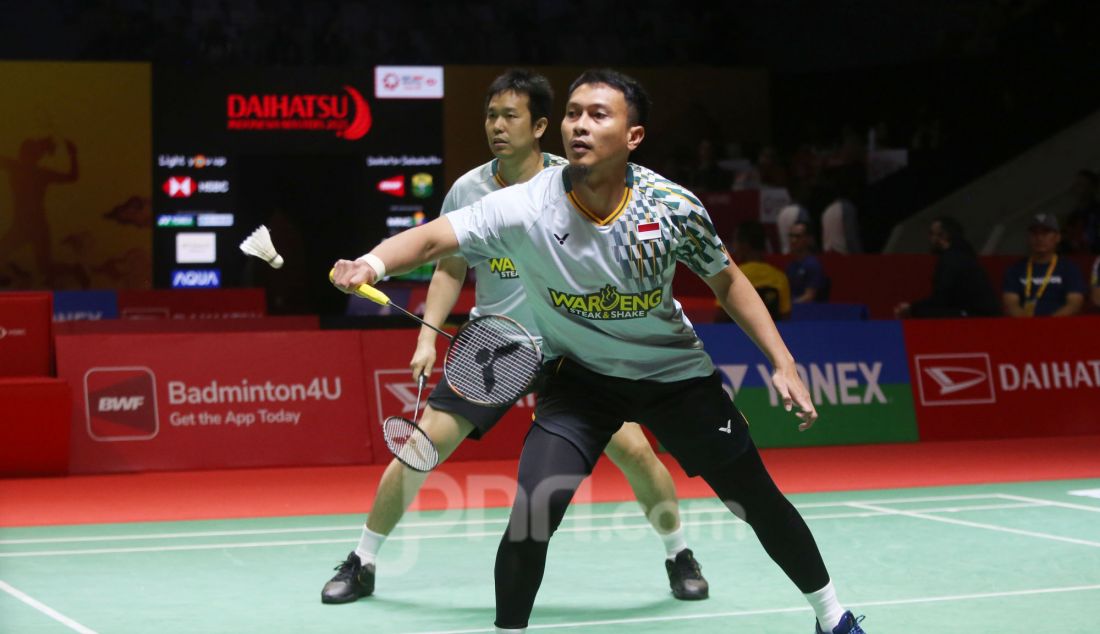 Pebulu tangkis ganda putra Indonesia Hendra Setiawan dan Mohammad Ahsan saat bertanding melawan Pebulu tangkis ganda putra Malaysia Junaidi Arif dan Roy King Yap pada babak 16 besar Daihatsu Indonesia Masters 2025 di Istora Senayan, Jakarta, Kamis (23/1). Hendra/Ahsan gagal melaju ke perempat final usai kalah dengan skor 13-21 dan 14-21. - JPNN.com