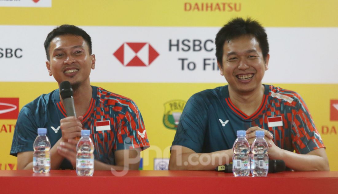 Pebulu tangkis ganda putra Indonesia Hendra Setiawan dan Mohammad Ahsan saat konferensi pers seusai bertanding melawan Pebulu tangkis ganda putra Malaysia Junaidi Arif dan Roy King Yap pada babak 16 besar Daihatsu Indonesia Masters 2025 di Istora Senayan, Jakarta, Kamis (23/1). Hendra/Ahsan gagal melaju ke perempat final usai kalah dengan skor 13-21 dan 14-21. - JPNN.com