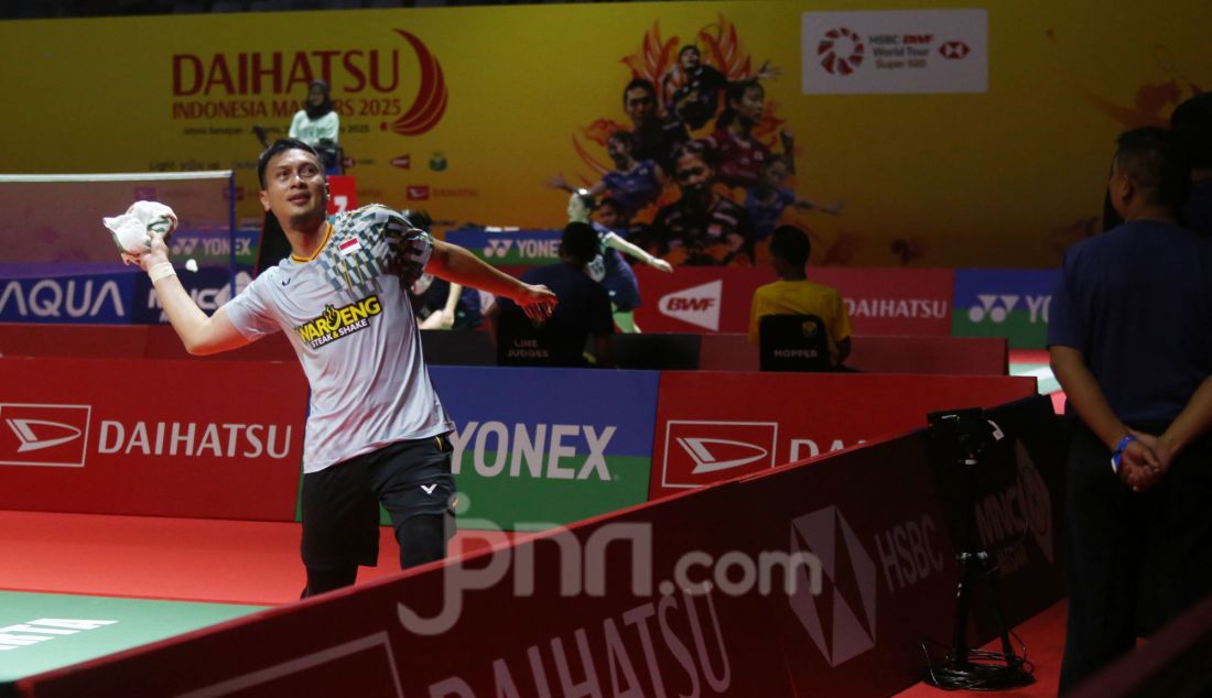 Pebulu tangkis ganda putra Indonesia Mohammad Ahsan melemparkan kaosnya kepada penonton sebagai bentuk perpisahan pada babak 16 besar Daihatsu Indonesia Masters 2025 di Istora Senayan, Jakarta, Kamis (23/1). Hendra/Ahsan gagal melaju ke perempat final usai kalah dengan skor 13-21 dan 14-21. - JPNN.com