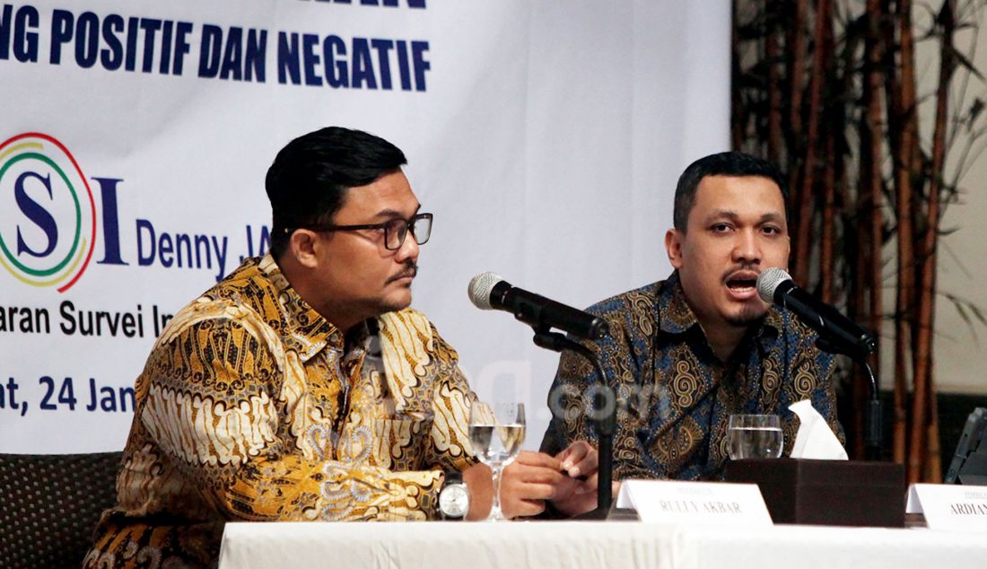 Peneliti senior LSI Denny JA, Ardian Sopa (kanan) dan moderator Rully Akbar memaparkan hasil temuan dan survei nasional bertema 