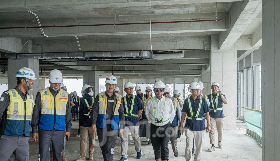 Dirut PT Bank Syariah Indonesia Tbk (BSI) Hery Gunardi meninjau proyek pembangunan Gedung BSI Tower, Jakarta, Selasa (28/1). Gedung ini berada di Kawasan Indonesia Islamic Financial Center (IIFC) bersama dengan Menara Danareksa. BSI mendorong program pemerintah memperkuat ekonomi syariah yang memiliki peran strategis dalam pertumbuhan ekonomi nasional yang nantinya diharapkan menjadi pusat pengembangan ekonomi syariah yang dapat menjadikan Indonesia sebagai menjadi pusat ekonomi syariah global. - JPNN.com