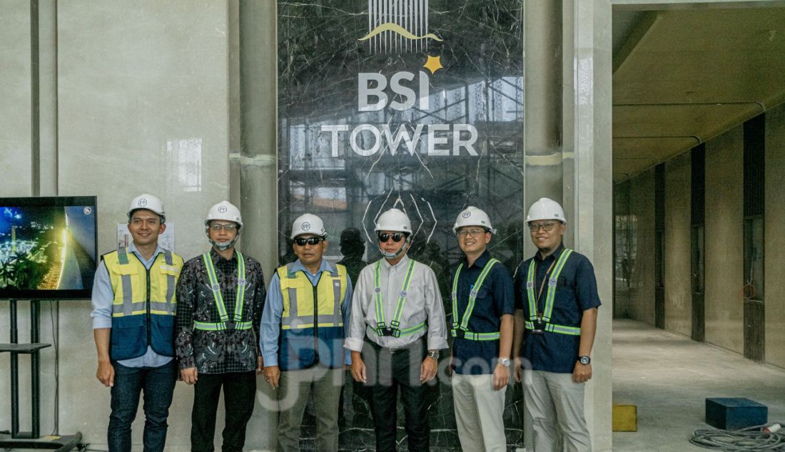 Dirut PT Bank Syariah Indonesia Tbk (BSI) Hery Gunardi meninjau proyek pembangunan Gedung BSI Tower, Jakarta, Selasa (28/1). - JPNN.com