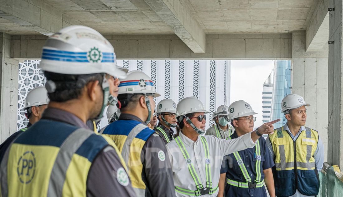 Dirut PT Bank Syariah Indonesia Tbk (BSI) Hery Gunardi meninjau proyek pembangunan Gedung BSI Tower, Jakarta, Selasa (28/1). Gedung ini berada di Kawasan Indonesia Islamic Financial Center (IIFC) bersama dengan Menara Danareksa. BSI mendorong program pemerintah memperkuat ekonomi syariah yang memiliki peran strategis dalam pertumbuhan ekonomi nasional yang nantinya diharapkan menjadi pusat pengembangan ekonomi syariah yang dapat menjadikan Indonesia sebagai menjadi pusat ekonomi syariah global. - JPNN.com