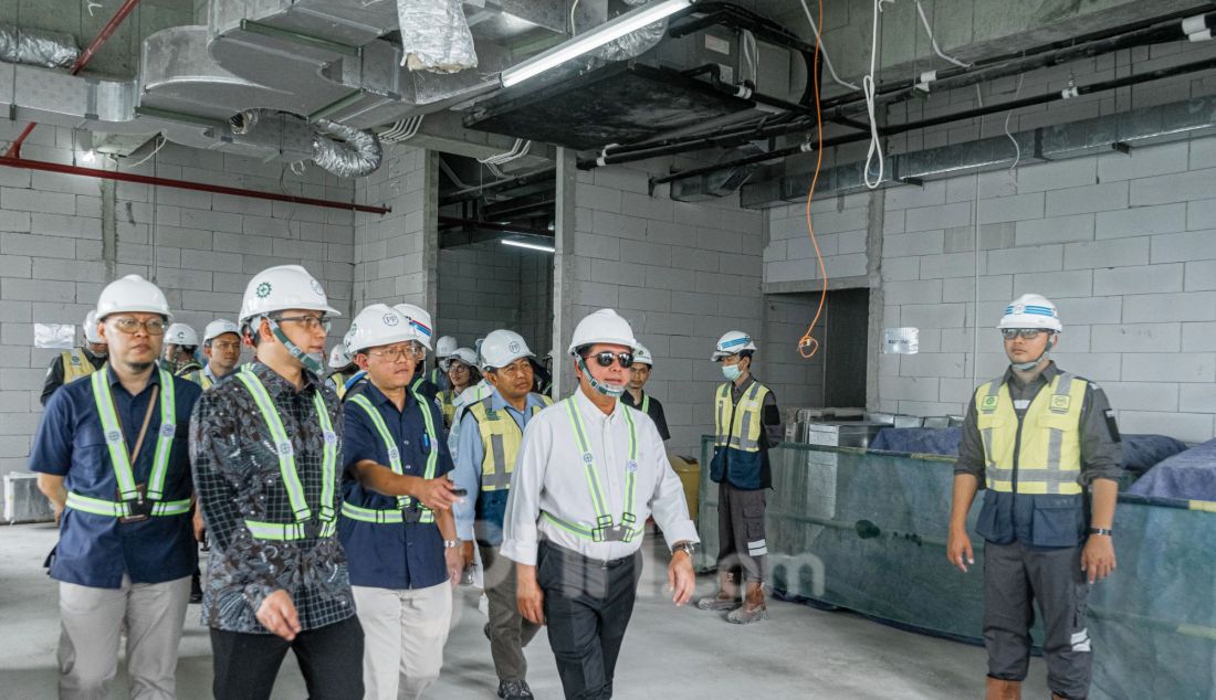 Dirut PT Bank Syariah Indonesia Tbk (BSI) Hery Gunardi meninjau proyek pembangunan Gedung BSI Tower, Jakarta, Selasa (28/1). Gedung ini berada di Kawasan Indonesia Islamic Financial Center (IIFC) bersama dengan Menara Danareksa. - JPNN.com