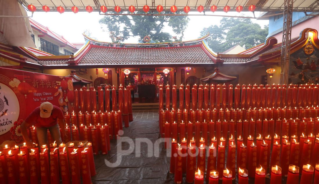 Warga keturunan Tionghoa melaksanakan sembahyang Tahun Baru Imlek 2576/2025 di Vihara Dhanagun, Kota Bogor, Jawa Barat, Rabu (29/1). Warga Tionghoa berdoa di Vihara untuk merayakan pergantian tahun baru Imlek yang bertepatan dengan tahun Ular Kayu. - JPNN.com