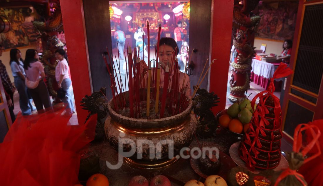 Warga keturunan Tionghoa melaksanakan sembahyang Tahun Baru Imlek 2576/2025 di Vihara Dhanagun, Kota Bogor, Jawa Barat, Rabu (29/1). Warga Tionghoa berdoa di Vihara untuk merayakan pergantian tahun baru Imlek yang bertepatan dengan tahun Ular Kayu. - JPNN.com