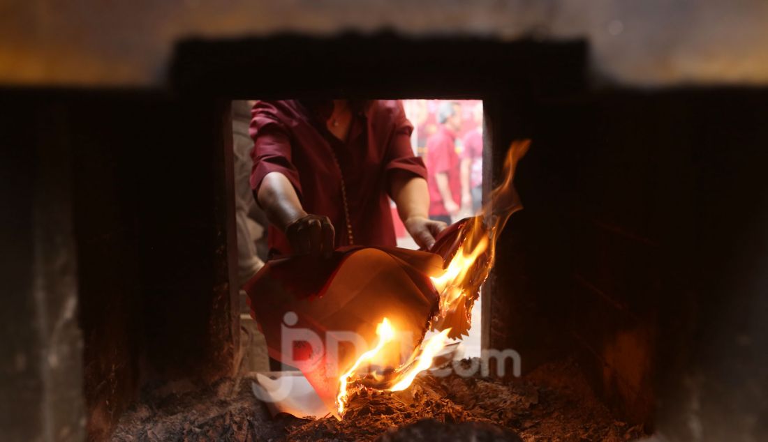 Warga keturunan Tionghoa melaksanakan sembahyang Tahun Baru Imlek 2576/2025 di Vihara Dhanagun, Kota Bogor, Jawa Barat, Rabu (29/1). Warga Tionghoa berdoa di Vihara untuk merayakan pergantian tahun baru Imlek yang bertepatan dengan tahun Ular Kayu. - JPNN.com