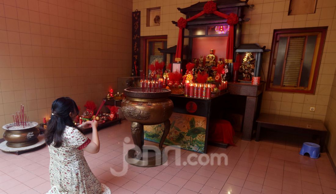 Warga keturunan Tionghoa melaksanakan sembahyang Tahun Baru Imlek 2576/2025 di Vihara Dhanagun, Kota Bogor, Jawa Barat, Rabu (29/1). Warga Tionghoa berdoa di Vihara untuk merayakan pergantian tahun baru Imlek yang bertepatan dengan tahun Ular Kayu. - JPNN.com