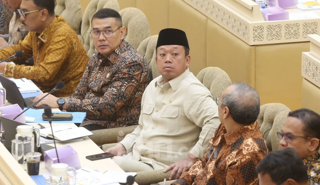 Menteri Agraria dan Tata Ruang Republik Indonesia Nusron Wahid saat mengikuti rapat Kerja dengan Komisi II DPR RI di Kompleks Parlemen, Senayan, Jakarta, Kamis (30/1). Nusron Wahid mengungkap ada 16 desa yang terdapat pagar laut di Tangerang. Namun, hanya 2 desa yang pagar lautnya memiliki sertifikat. - JPNN.com