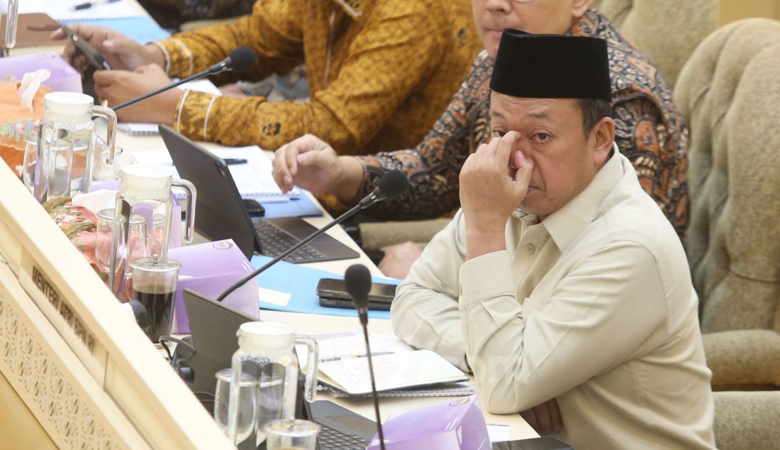 Menteri Agraria dan Tata Ruang Republik Indonesia Nusron Wahid saat mengikuti rapat Kerja dengan Komisi II DPR RI di Kompleks Parlemen, Senayan, Jakarta, Kamis (30/1). Nusron Wahid mengungkap ada 16 desa yang terdapat pagar laut di Tangerang. Namun, hanya 2 desa yang pagar lautnya memiliki sertifikat. - JPNN.com