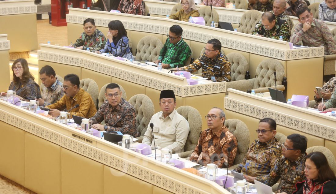 Menteri Agraria dan Tata Ruang Republik Indonesia Nusron Wahid saat mengikuti rapat Kerja dengan Komisi II DPR RI di Kompleks Parlemen, Senayan, Jakarta, Kamis (30/1). Nusron Wahid mengungkap ada 16 desa yang terdapat pagar laut di Tangerang. Namun, hanya 2 desa yang pagar lautnya memiliki sertifikat. - JPNN.com