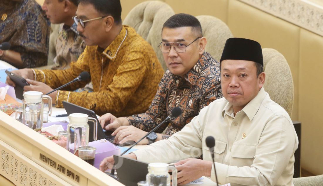 Menteri Agraria dan Tata Ruang Republik Indonesia Nusron Wahid saat mengikuti rapat Kerja dengan Komisi II DPR RI di Kompleks Parlemen, Senayan, Jakarta, Kamis (30/1). Nusron Wahid mengungkap ada 16 desa yang terdapat pagar laut di Tangerang. Namun, hanya 2 desa yang pagar lautnya memiliki sertifikat. - JPNN.com