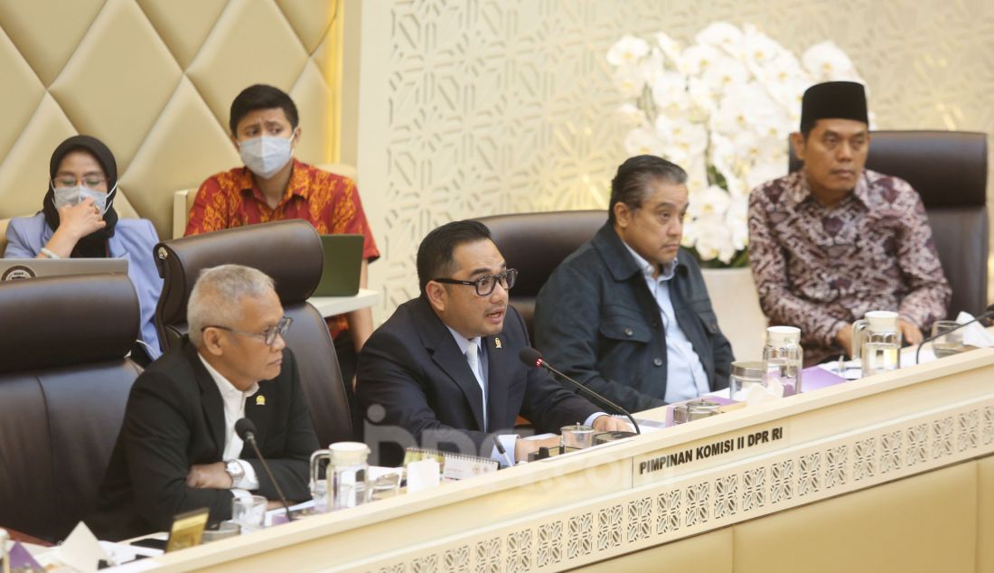 Pimpinan Komisi II DPR saat rapat kerja dengan Menteri Agraria dan Tata Ruang Republik Indonesia Nusron Wahid di Kompleks Parlemen, Senayan, Jakarta, Kamis (30/1). Nusron Wahid mengungkap ada 16 desa yang terdapat pagar laut di Tangerang. Namun, hanya 2 desa yang pagar lautnya memiliki sertifikat. - JPNN.com