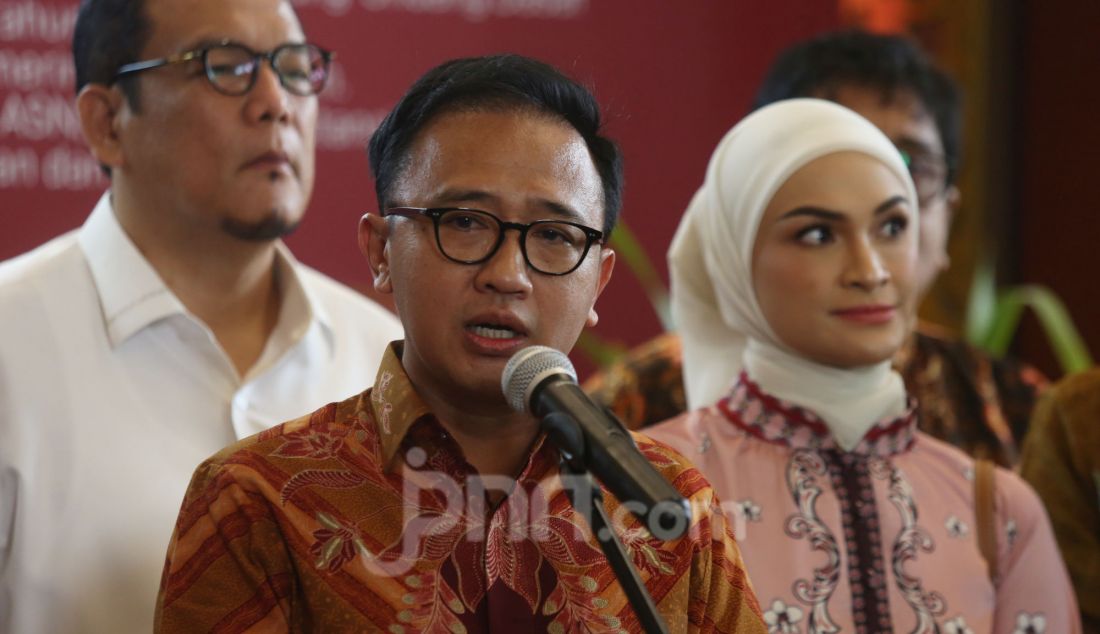 Ketum Dekopin terpilih Bambang Haryadi dan pengurus Dekopin menggelar konferensi pers di Kementerian Hukum, Jakarta, Jumat (31/1). Menkum Supratman Andi Agtas, mengeluarkan surat pengakuan terhadap kepengurusan Dewan Koperasi Nasional (Dekopin) yang diketuai Bambang Haryadi. surat ini dikeluarkan setelah melihat pelaksanaan Munas yang diselenggarakan oleh Dekopin pada tanggal 27-29 Desember 2024. - JPNN.com