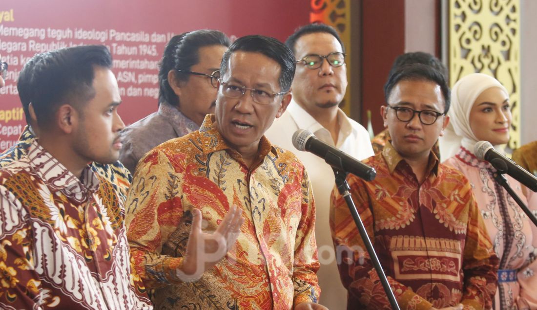 Menteri Hukum (Menkum) Supratman Andi Agtas bersama Ketum Dekopin terpilih Bambang Haryadi dan pengurus Dekopin menggelar konferensi pers di Kementerian Hukum, Jakarta, Jumat (31/1). Menkum Supratman Andi Agtas, mengeluarkan surat pengakuan terhadap kepengurusan Dewan Koperasi Nasional (Dekopin) yang diketuai Bambang Haryadi. surat ini dikeluarkan setelah melihat pelaksanaan Munas yang diselenggarakan oleh Dekopin pada tanggal 27-29 Desember 2024. - JPNN.com