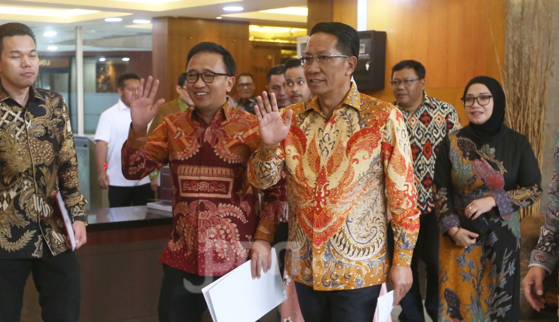 Menteri Hukum (Menkum) Supratman Andi Agtas bersama Ketum Dekopin terpilih Bambang Haryadi dan pengurus Dekopin menggelar konferensi pers di Kementerian Hukum, Jakarta, Jumat (31/1). Menkum Supratman Andi Agtas, mengeluarkan surat pengakuan terhadap kepengurusan Dewan Koperasi Nasional (Dekopin) yang diketuai Bambang Haryadi. surat ini dikeluarkan setelah melihat pelaksanaan Munas yang diselenggarakan oleh Dekopin pada tanggal 27-29 Desember 2024. - JPNN.com