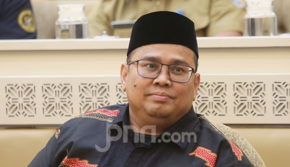 Ketua Bawaslu Rahmat Bagja saat rapat kerja dan RDP dengan Mendagri dan Komisi II DPR, Jakarta, Senin (3/2). Rapat tersebut membahas evaluasi penyelenggaraan Pemilihan Nasional Serentak Tahun 2024. - JPNN.com